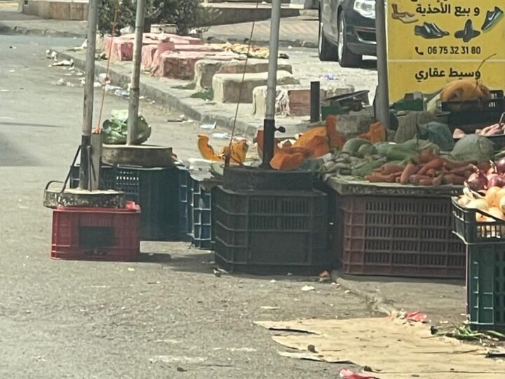 حي الشيخ الضاوي بتمارة تحت رحمة فوضى احتلال الملك العمومي.. ومطالب بتدخل عاجل لـ قائدة المقاطعة الثانية