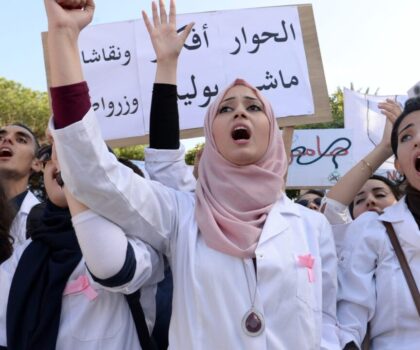طلبة طب الأسنان بالدار البيضاء يدخلون في مقاطعة شاملة للتداريب الاستشفائية احتجاجاً على تردي ظروف التكوين