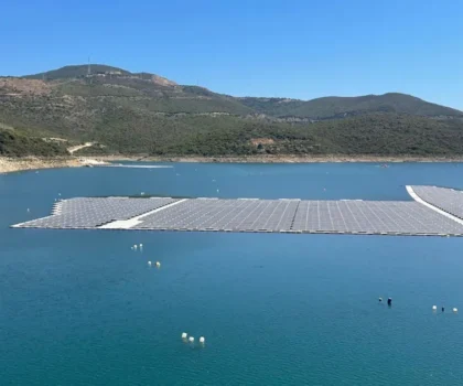 في خطوة مبتكرة لتعزيز الأمنين المائي والطاقي.. المغرب يتجه لتثبيت ألواح شمسية عائمة على 12 سداً كبيراً