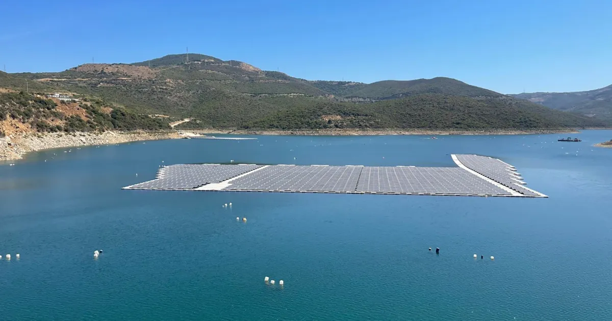 في خطوة مبتكرة لتعزيز الأمنين المائي والطاقي.. المغرب يتجه لتثبيت ألواح شمسية عائمة على 12 سداً كبيراً