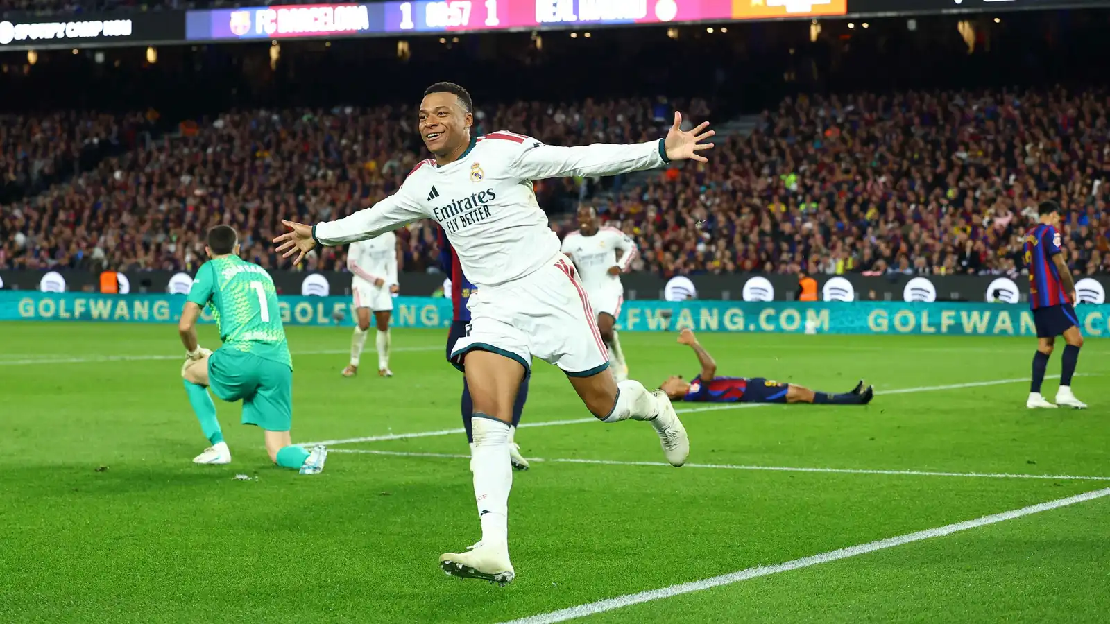 ثنائية مبابي تمنح ريال مدريد فوزاً ثميناً في الكلاسيكو أمام برشلونة وتشعل صراع الليغا
