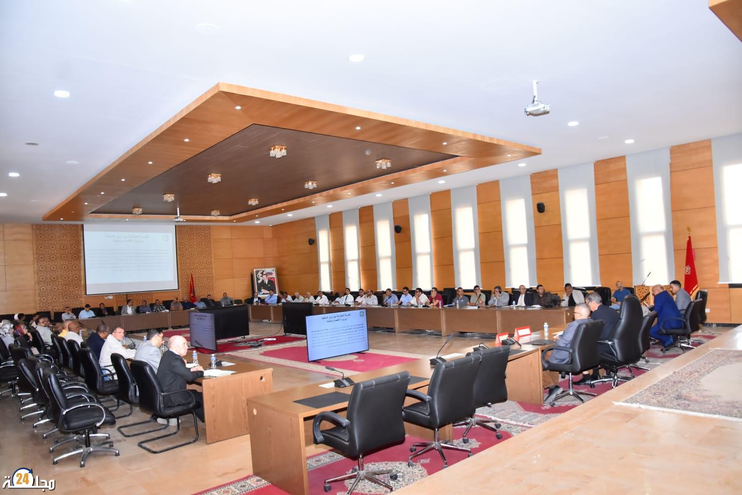 الكاتب العام لعمالة تيزنيت يترأس اجتماعا حول تحسين تحصيل المداخيل الجماعية