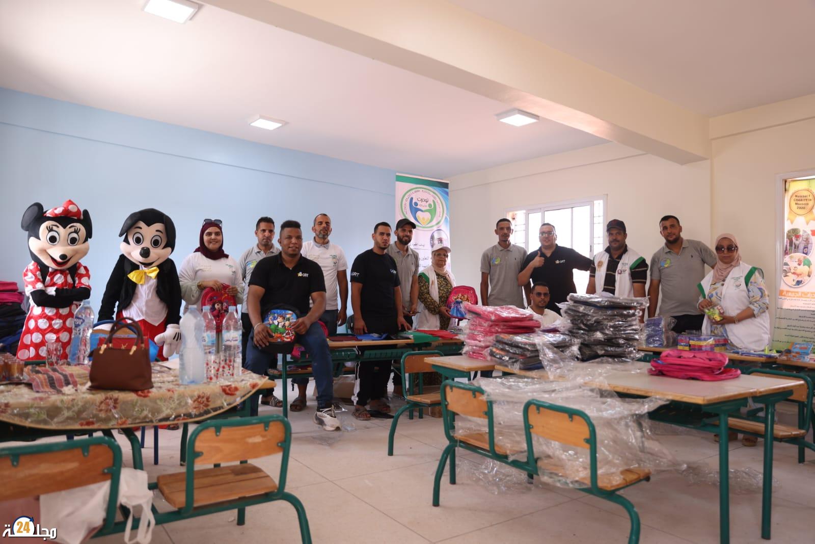 بشراكة مع منظمة بريطانية.. جمعية سند الأجيال توزع المحافظ المدرسية على أطفال الأسر المعوزة